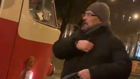 Muž na nádraží oloupil Ukrajince, který chtěl jet pro rodinu. Předstíral, že je dobrovolník